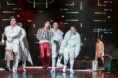 Sơn Tùng M-TP gặp gỡ và bắt tay Bi Rain ở hậu trường ảnh 4