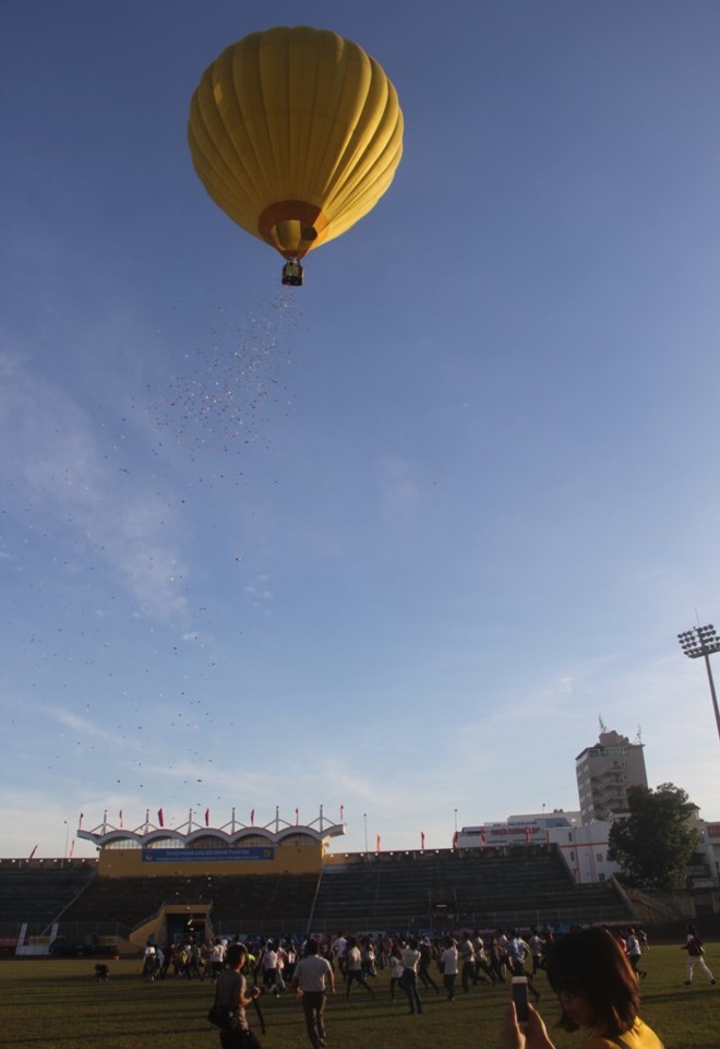 Rải tiền từ khinh khí cầu để quảng bá sách và 'truyền cảm hứng làm giàu...' ảnh 1