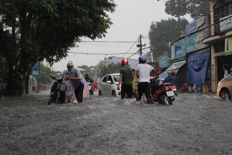 Dân Sài Gòn bì bõm lội nước sau mưa lớn ảnh 2
