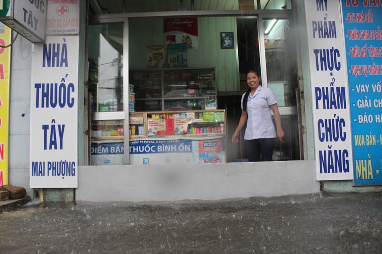 Dân Sài Gòn bì bõm lội nước sau mưa lớn ảnh 4