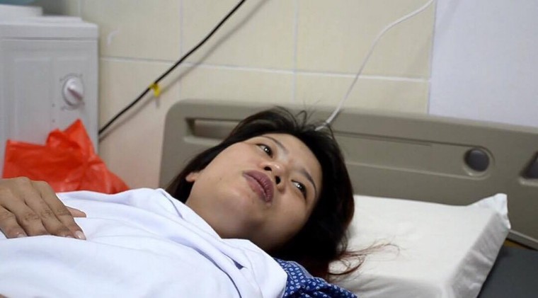 Chủ tịch Nguyễn Đức Chung thăm nữ công nhân môi trường bị đánh ngất xỉu ảnh 1