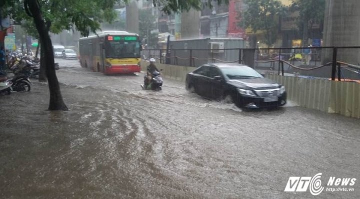 Mưa dông như trút, Hà Nội lại chìm trong biển nước ảnh 1
