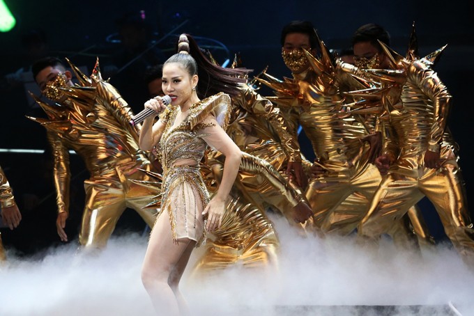 Chồng Tây trao Thu Minh nụ hôn ngọt ngào trong liveshow 25 năm ảnh 8