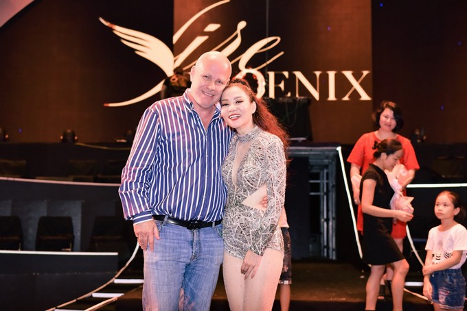 Chồng Tây trao Thu Minh nụ hôn ngọt ngào trong liveshow 25 năm ảnh 1