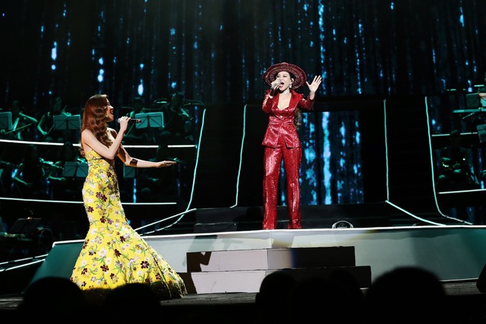 Chồng Tây trao Thu Minh nụ hôn ngọt ngào trong liveshow 25 năm ảnh 4