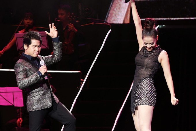 Chồng Tây trao Thu Minh nụ hôn ngọt ngào trong liveshow 25 năm ảnh 6