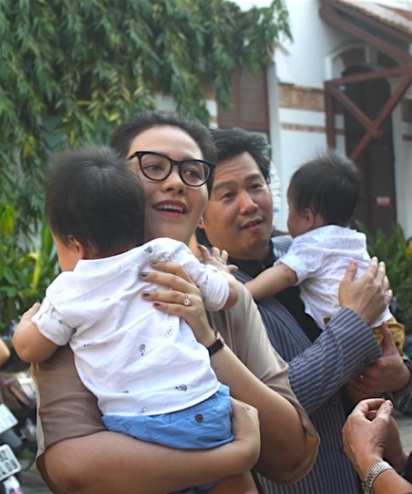 Cặp song sinh của Thanh Bùi lần đầu lộ diện trước công chúng ảnh 1