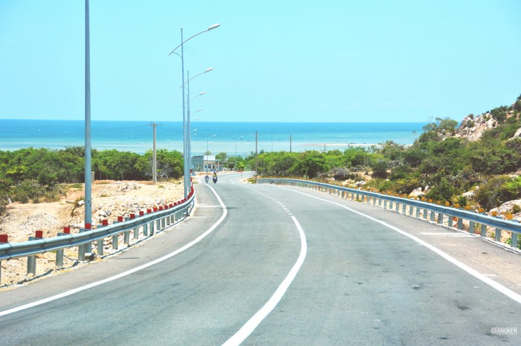 Mùa hè rực lửa trên cung đường biển đẹp nhất Việt Nam ảnh 9