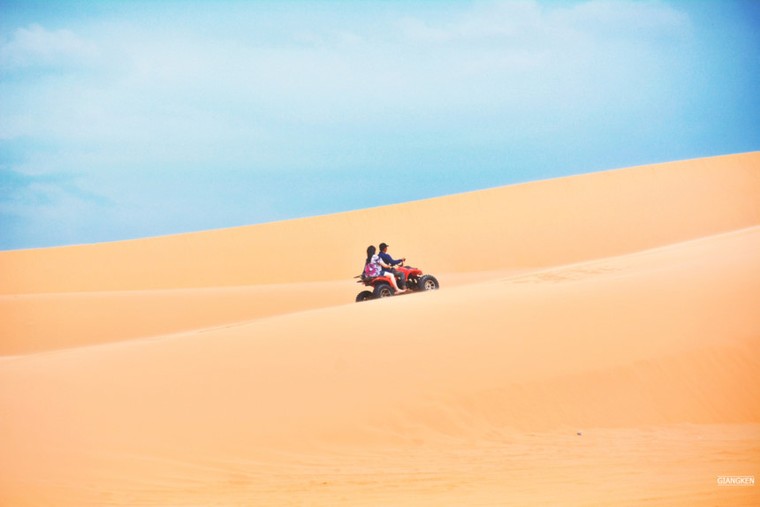 Mùa hè rực lửa trên cung đường biển đẹp nhất Việt Nam ảnh 4