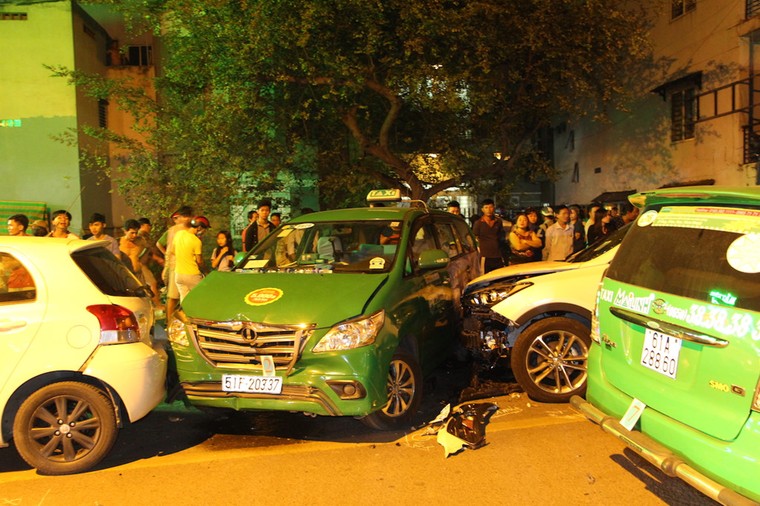 TP HCM: 13 xe tông liên hoàn, 2 người chết ảnh 1