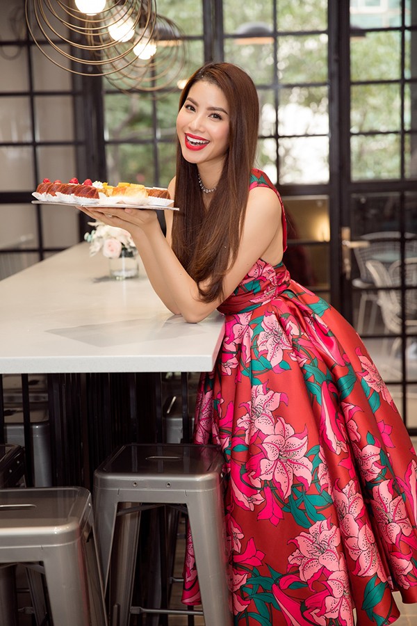 Dàn sao mừng Hoa hậu Phạm Hương lần đầu làm bà chủ ảnh 2