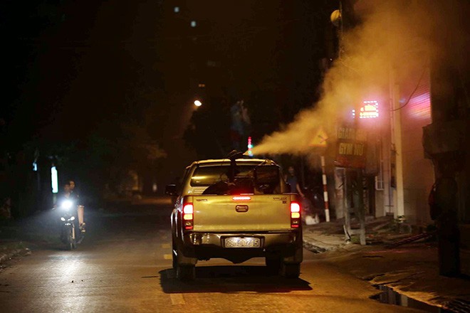 "Vòi rồng" lưu động cần mẫn đi diệt muỗi trong đêm Hà Nội ảnh 1