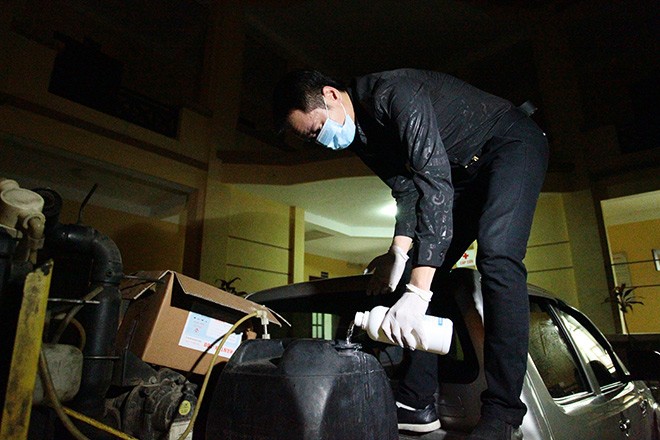 "Vòi rồng" lưu động cần mẫn đi diệt muỗi trong đêm Hà Nội ảnh 4