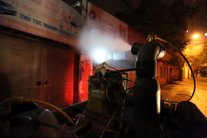 "Vòi rồng" lưu động cần mẫn đi diệt muỗi trong đêm Hà Nội ảnh 5