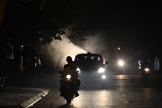 "Vòi rồng" lưu động cần mẫn đi diệt muỗi trong đêm Hà Nội ảnh 6