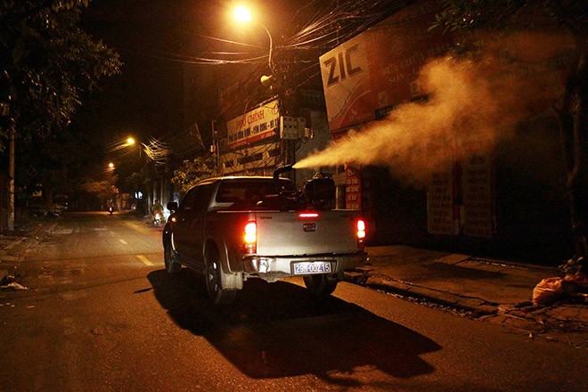 "Vòi rồng" lưu động cần mẫn đi diệt muỗi trong đêm Hà Nội ảnh 8