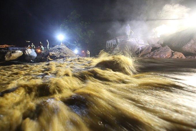 Xuyên đêm phá đá tìm người mất tích do lũ ảnh 2
