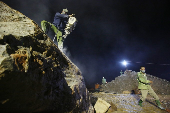 Xuyên đêm phá đá tìm người mất tích do lũ ảnh 3