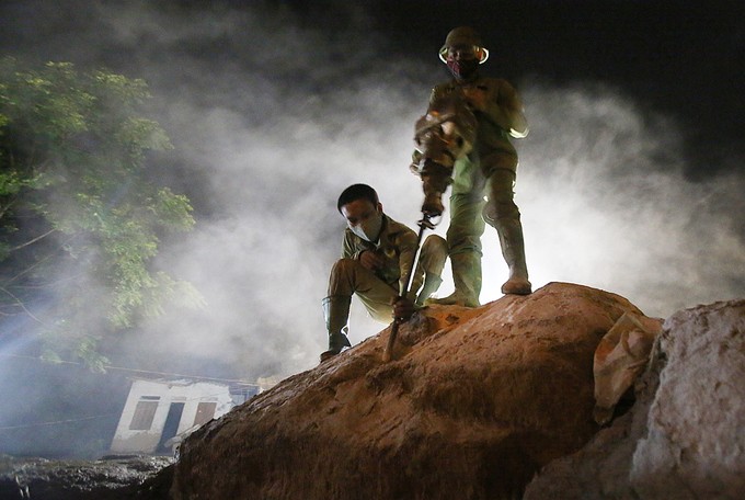 Xuyên đêm phá đá tìm người mất tích do lũ ảnh 4