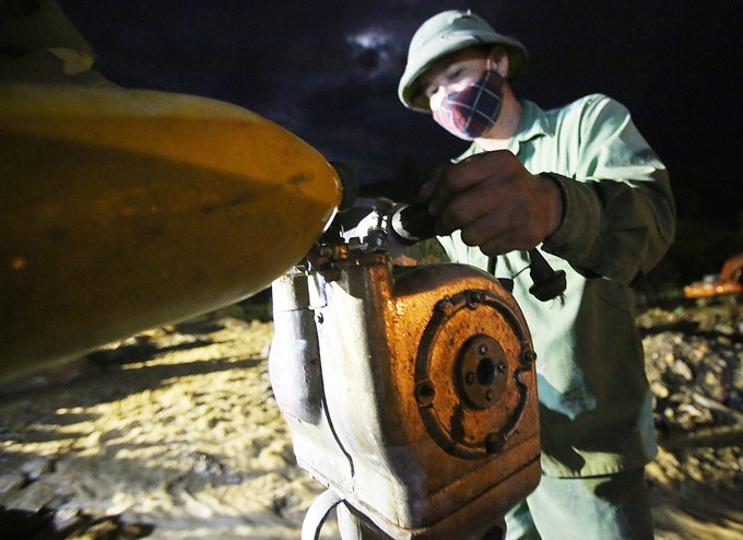 Xuyên đêm phá đá tìm người mất tích do lũ ảnh 5