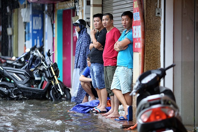 Người dân Hà Nội ngán ngẩm vì phố lại ngập sau cơn mưa ảnh 7