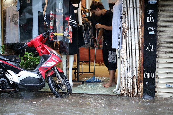 Người dân Hà Nội ngán ngẩm vì phố lại ngập sau cơn mưa ảnh 8