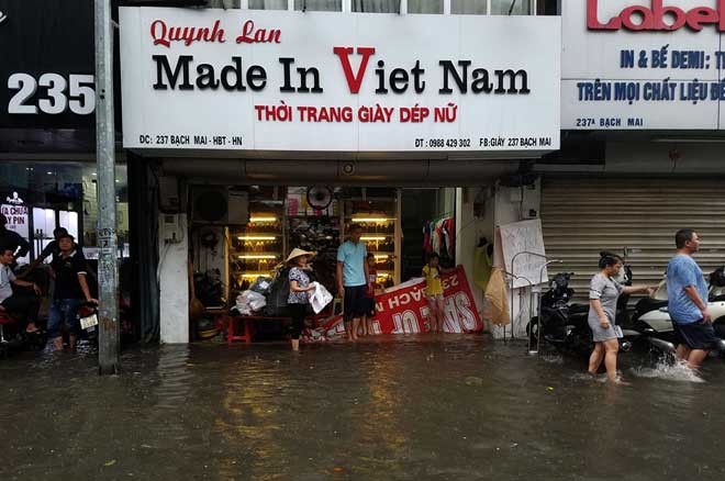 Người dân Hà Nội ngán ngẩm vì phố lại ngập sau cơn mưa ảnh 9