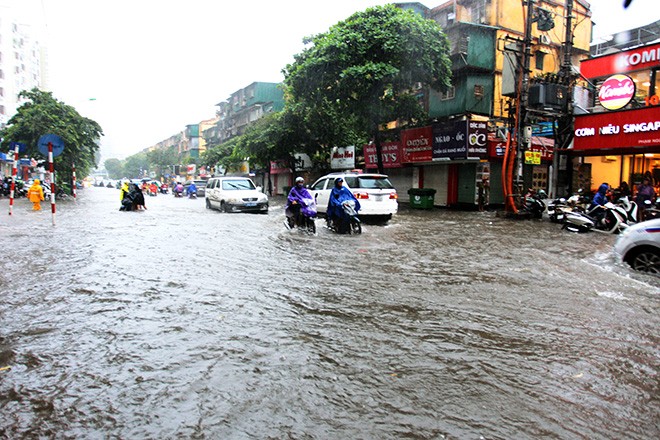 Người dân Hà Nội ngán ngẩm vì phố lại ngập sau cơn mưa ảnh 2