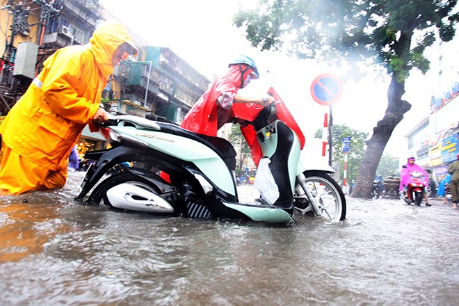 Người dân Hà Nội ngán ngẩm vì phố lại ngập sau cơn mưa ảnh 5