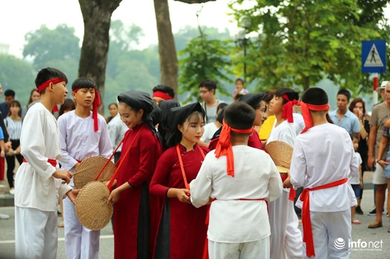 Độc đáo gánh hát Xoan nhí biểu diễn giữa phố đi bộ ảnh 1