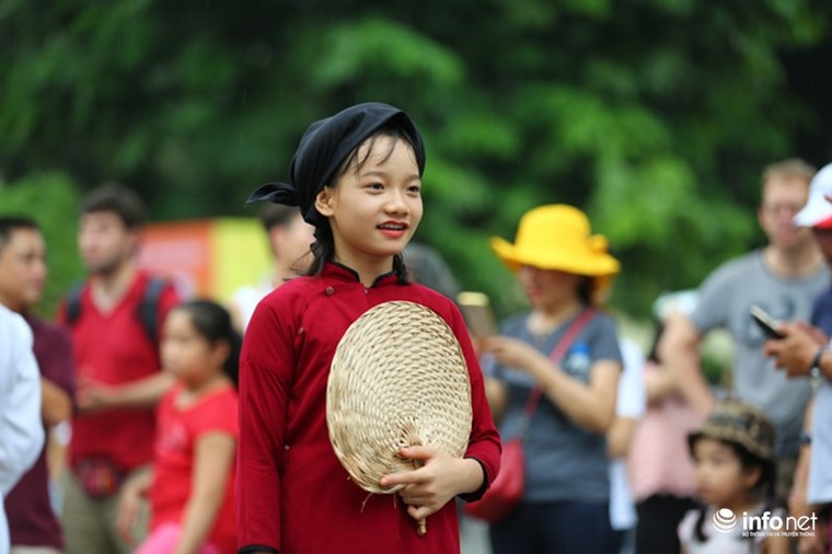 Độc đáo gánh hát Xoan nhí biểu diễn giữa phố đi bộ ảnh 4