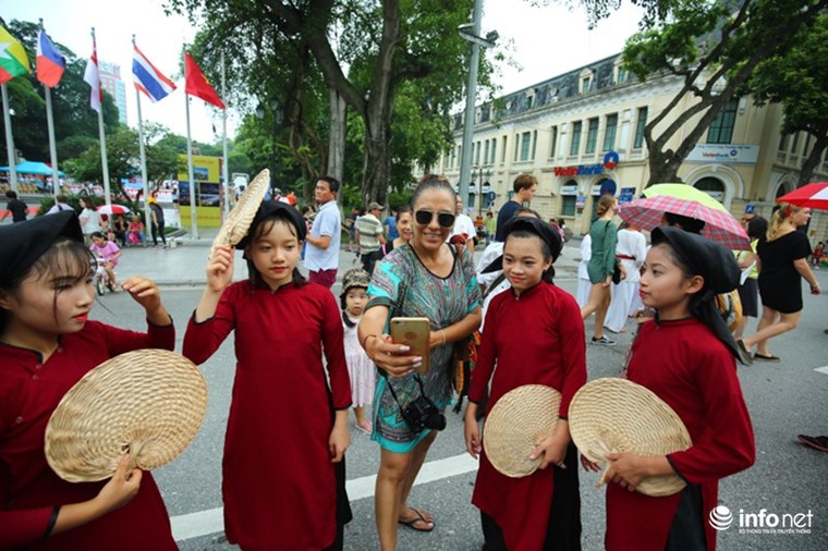 Độc đáo gánh hát Xoan nhí biểu diễn giữa phố đi bộ ảnh 6