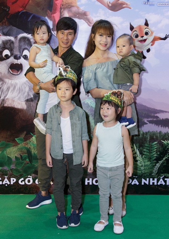 Vợ chồng Lý Hải 'rồng rắn' đưa 4 con dự sự kiện ảnh 1