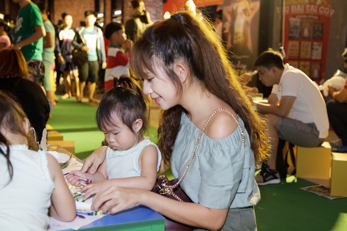 Vợ chồng Lý Hải 'rồng rắn' đưa 4 con dự sự kiện ảnh 3