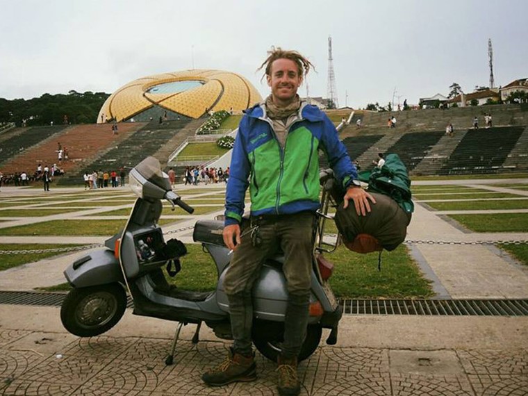 Chàng trai Ý lái vespa từ Milan đến Việt Nam ảnh 1