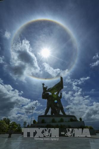 Xuất hiện quầng sáng lạ xung quanh Mặt Trời ảnh 1