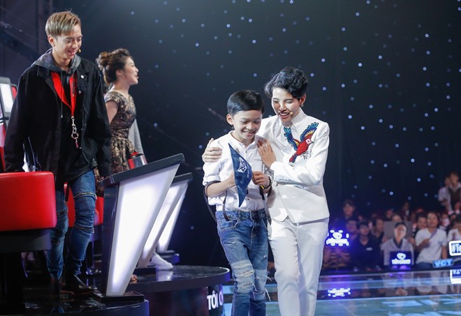 Cậu bé dân ca đi cạo mủ cao su gây tranh cãi tại The Voice Kids ảnh 1