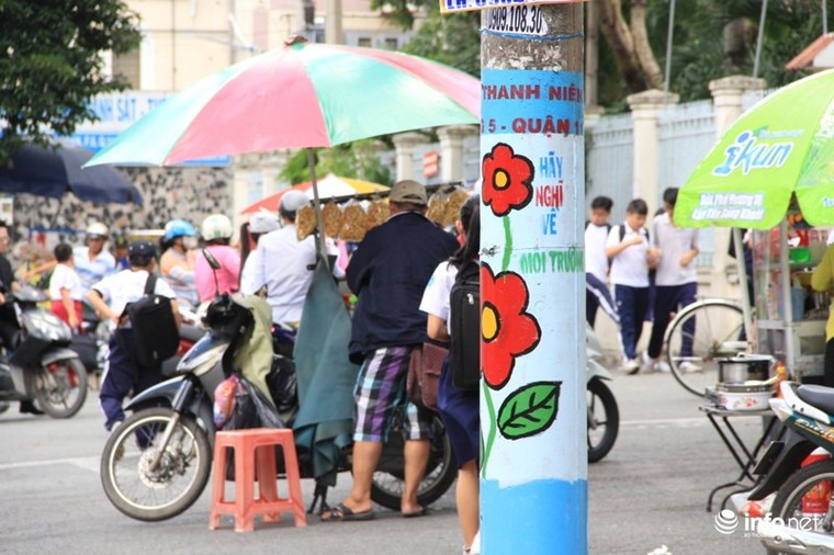 Cột điện "nở hoa" ở TP.HCM: Người khen cũng lắm, kẻ chê cũng nhiều ảnh 2