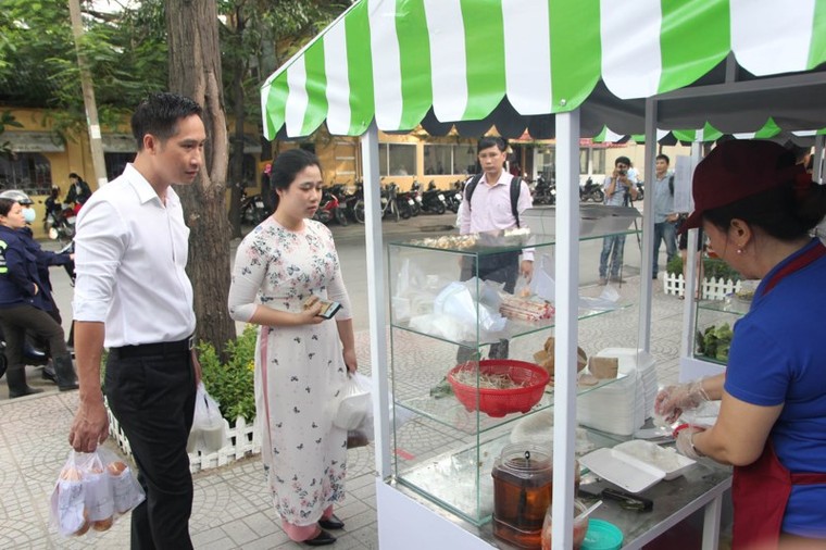 Khai trương phố hàng rong đầu tiên ở TP.HCM ảnh 1