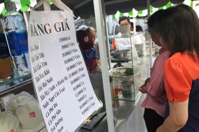 Khai trương phố hàng rong đầu tiên ở TP.HCM ảnh 3