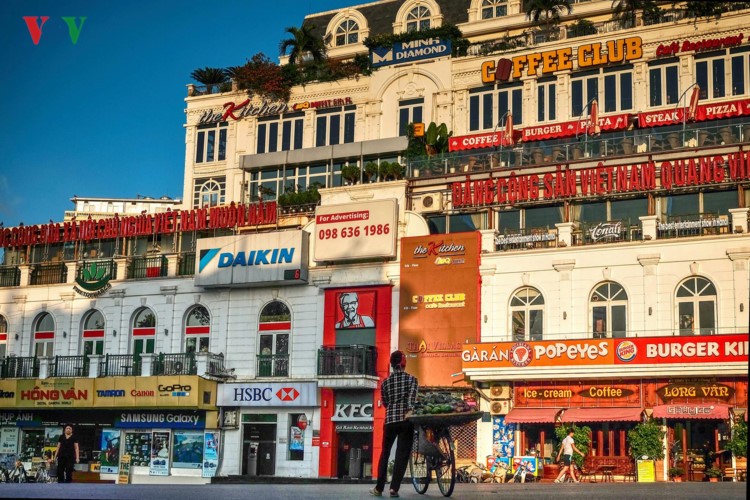 Hồ Gươm quyến rũ trong hương sắc mùa thu ảnh 1