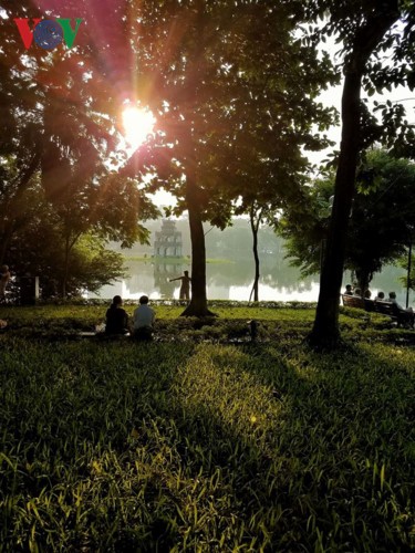 Hồ Gươm quyến rũ trong hương sắc mùa thu ảnh 6