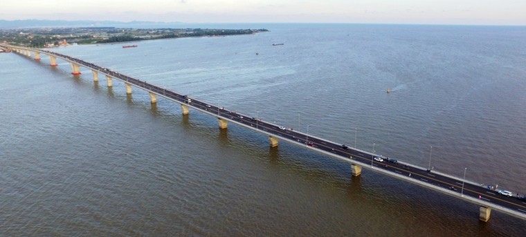 Hàng nghìn người đổ về Hải Phòng trải nghiệm cầu vượt biển dài nhất Việt Nam ảnh 1