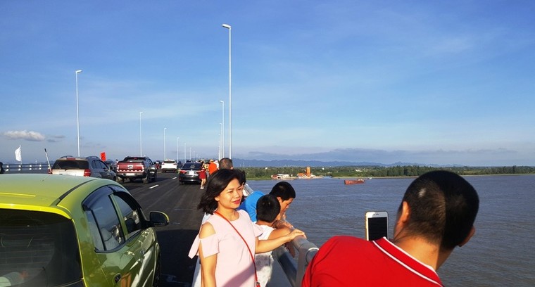 Hàng nghìn người đổ về Hải Phòng trải nghiệm cầu vượt biển dài nhất Việt Nam ảnh 2