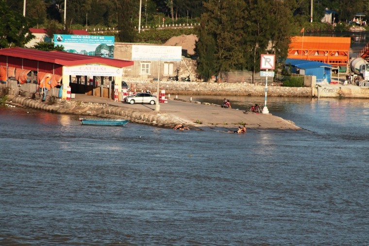 Hàng nghìn người đổ về Hải Phòng trải nghiệm cầu vượt biển dài nhất Việt Nam ảnh 7