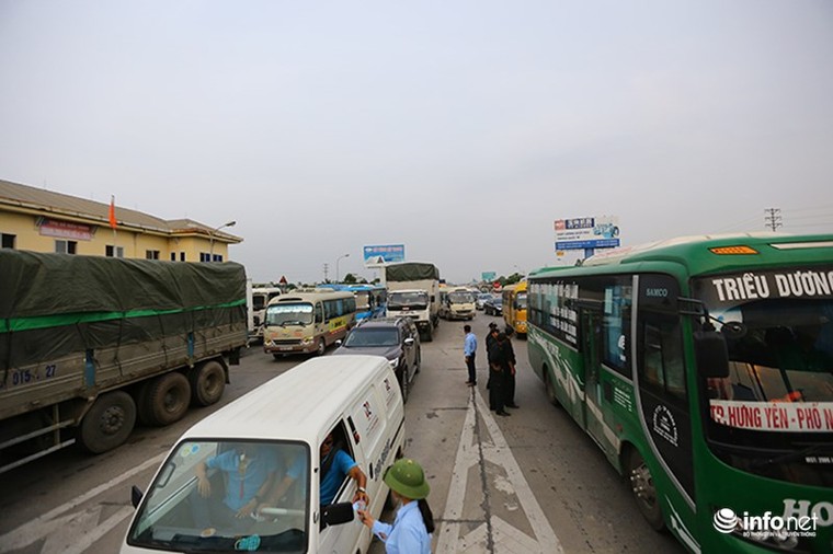 Trạm BOT Văn Lâm đang tê liệt, quốc lộ 5 tắc kéo dài vì... tiền lẻ ảnh 1