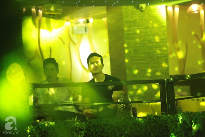 Dù không thừa nhận yêu nhau, Kim Lý vẫn sát cánh bên Hà Hồ ở phòng trà ảnh 1