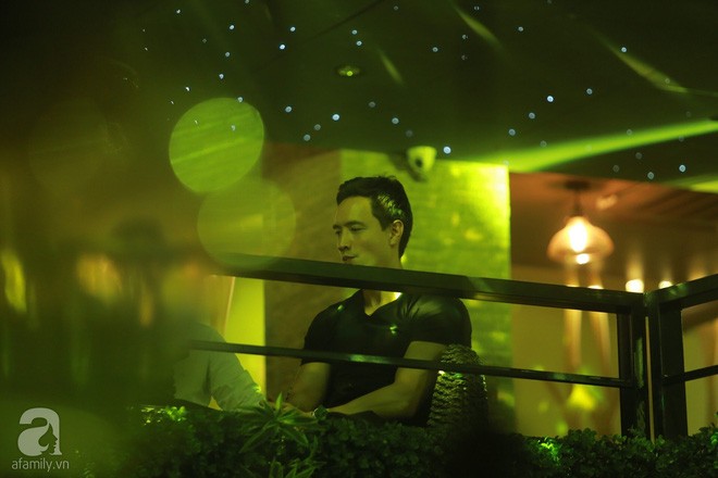 Dù không thừa nhận yêu nhau, Kim Lý vẫn sát cánh bên Hà Hồ ở phòng trà ảnh 2