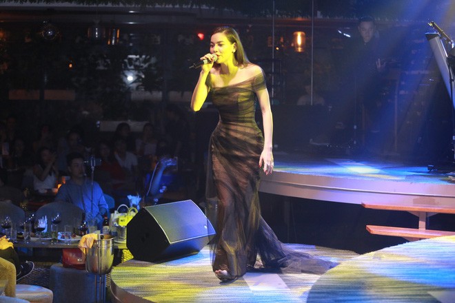 Dù không thừa nhận yêu nhau, Kim Lý vẫn sát cánh bên Hà Hồ ở phòng trà ảnh 4