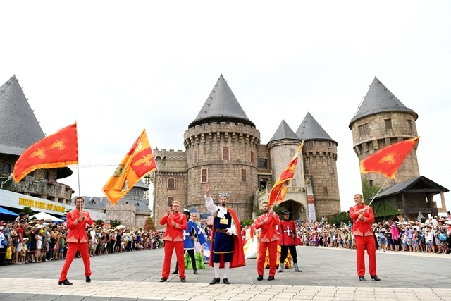 Carnival đường phố thổi bùng sức sống không gian phố đi bộ Hồ Gươm ảnh 1